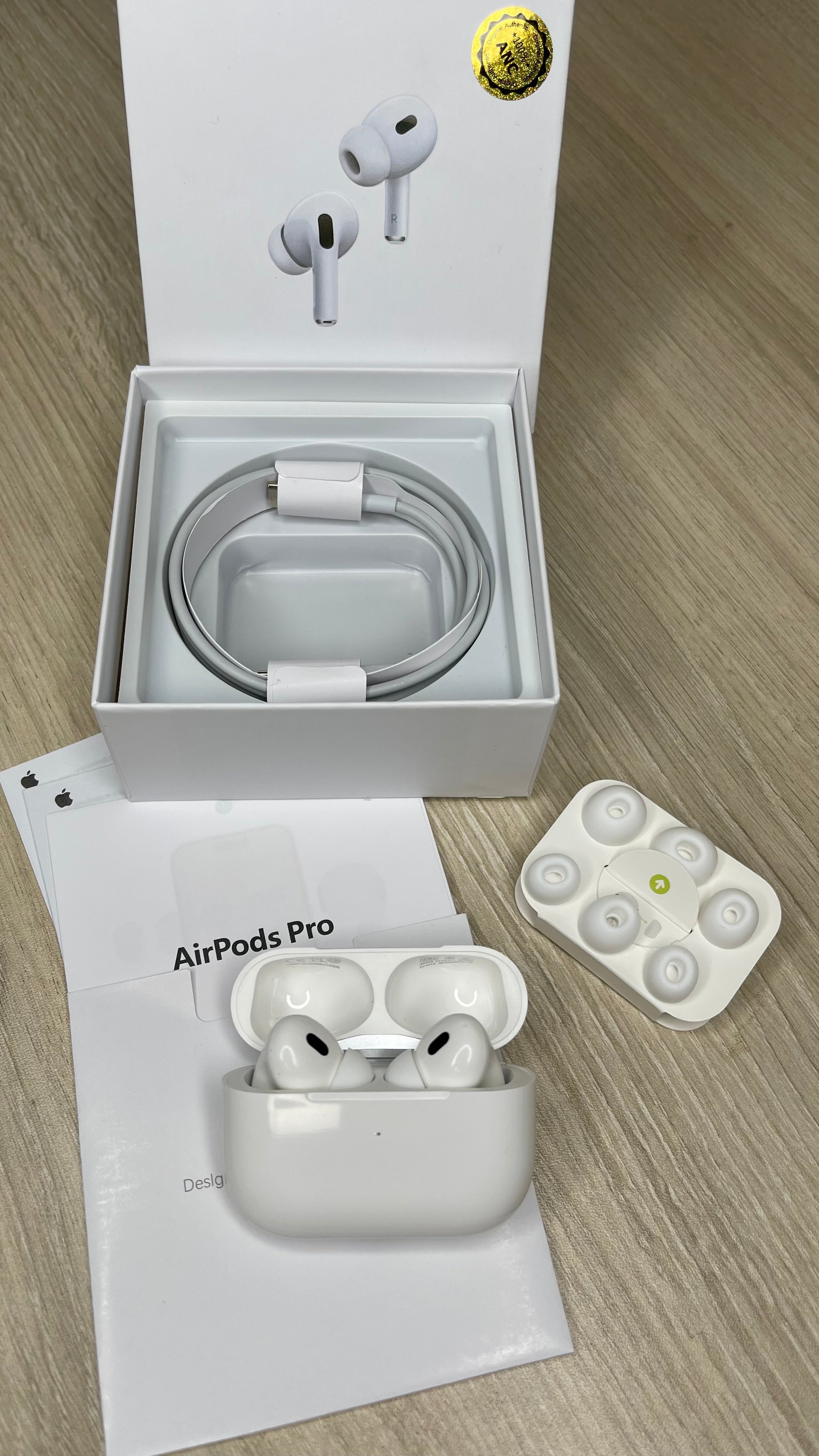 Fone de Ouvido sem Fio AirPods Pro - Linha Premium com a Logo da Maçã com Microfone e Cancelamento de Ruído
